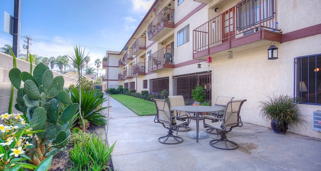 Magnolia Manor in Long Beach, CA - Foto de edificio - Building Photo