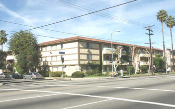 Royal Garden Apartments in Reseda, CA - Building Photo - Building Photo