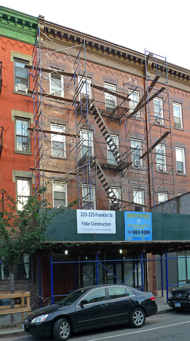 225 Franklin St in Brooklyn, NY - Foto de edificio - Building Photo