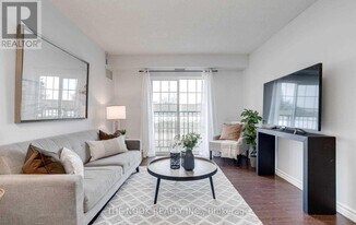 90 Aspen Springs Dr in Clarington, ON - Building Photo