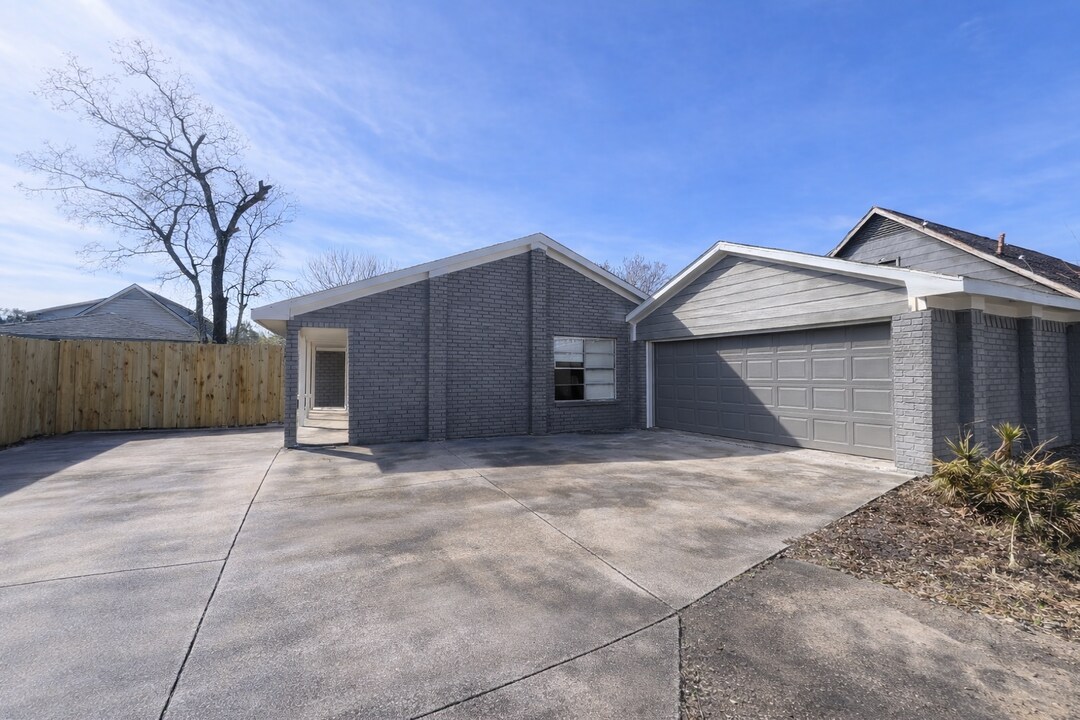 12210 Riva Ridge Ln in Houston, TX - Building Photo