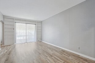 15931 Stillwood St, Unit 2095 in Dallas, TX - Building Photo
