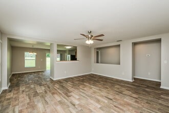 7406 Bridgeview Dr in Wesley Chapel, FL - Foto de edificio - Building Photo