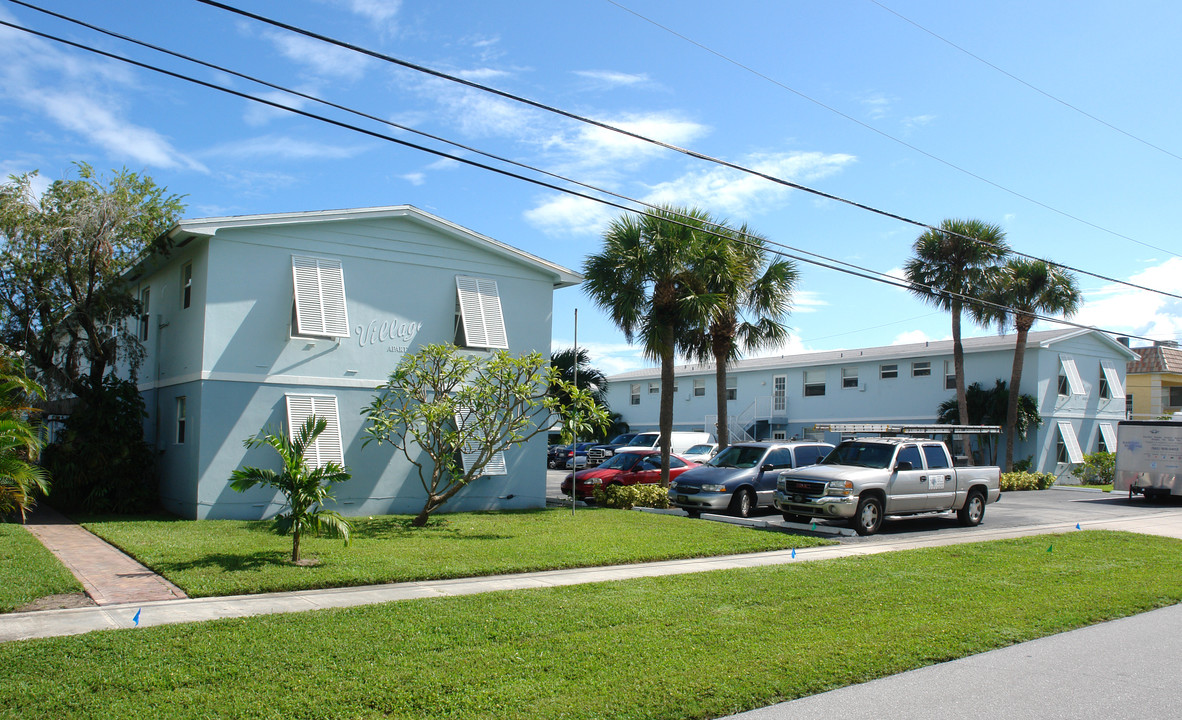 Village Apartments in North Palm Beach, FL - Foto de edificio