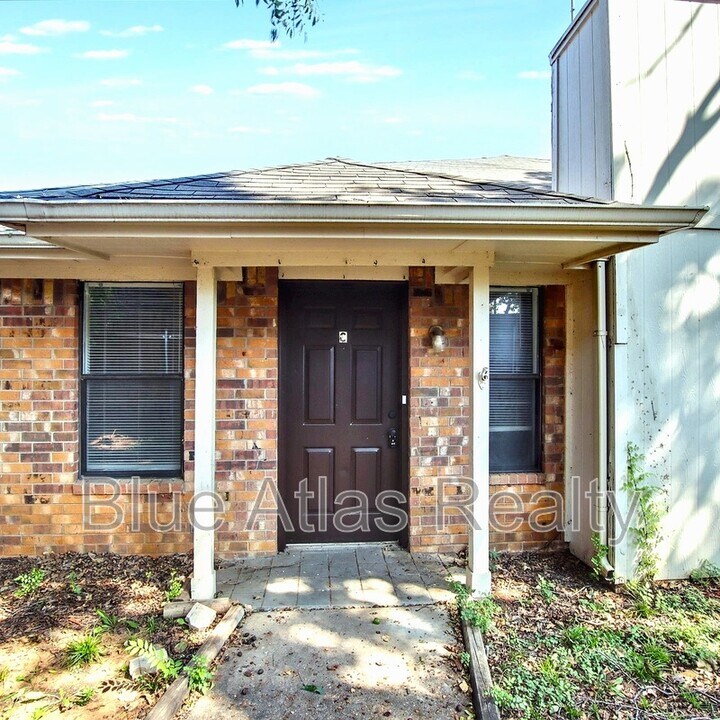 916 Hilltop Dr in Irving, TX - Building Photo