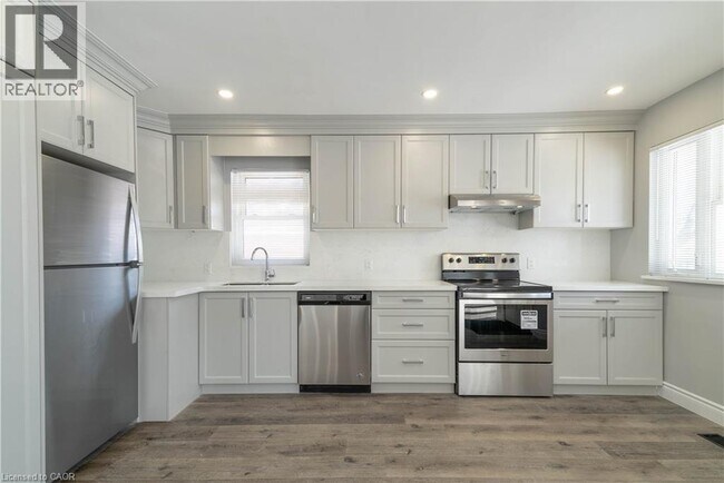 196 Upper Paradise Rd in Hamilton, ON - Building Photo - Building Photo