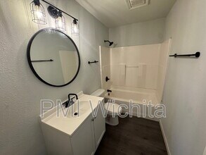 420 W Mahoney Dr in Derby, KS - Building Photo - Building Photo