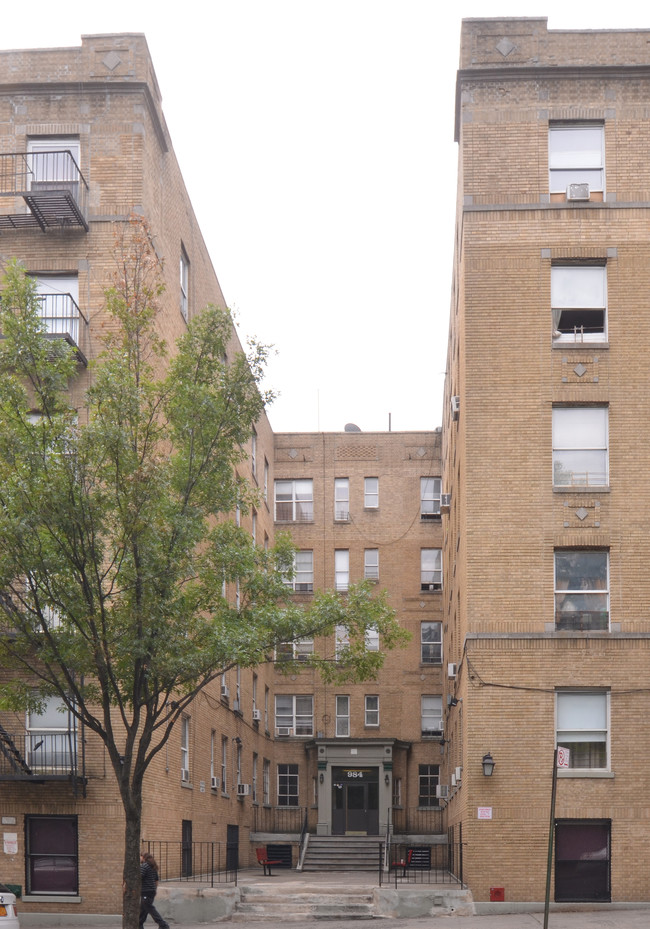 984 Bronx Park S in Bronx, NY - Building Photo - Building Photo