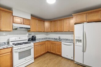 8884 Steven Dr, Unit 2B in Des Plaines, IL - Building Photo - Building Photo