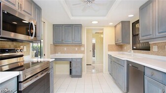 319 Reynolds Ct in Naples, FL - Building Photo