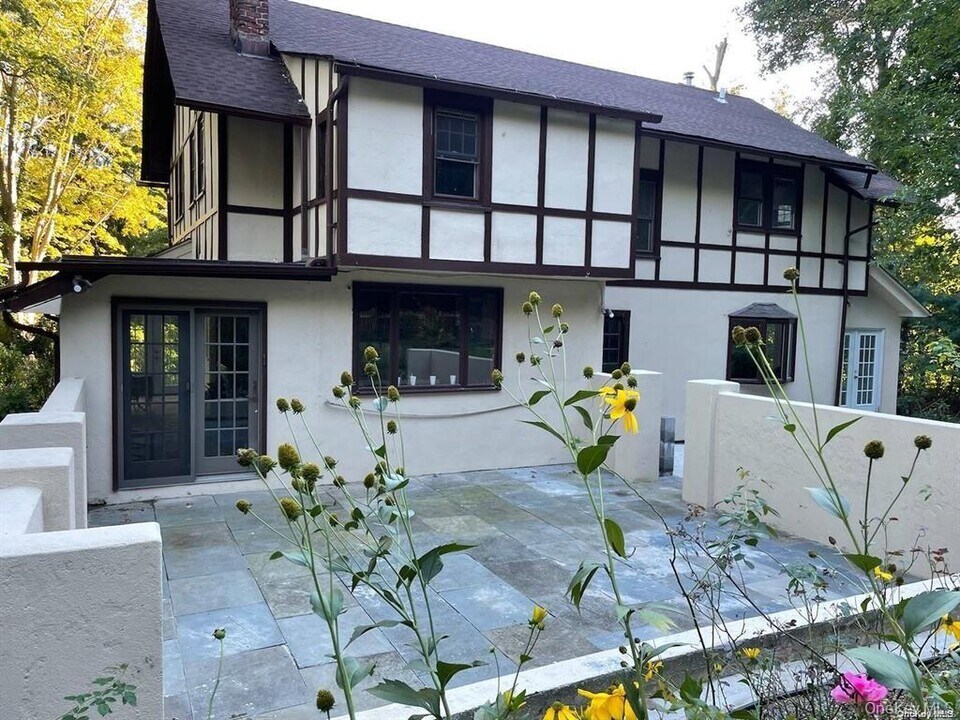 1 Edgehill Rd in Glen Cove, NY - Foto de edificio