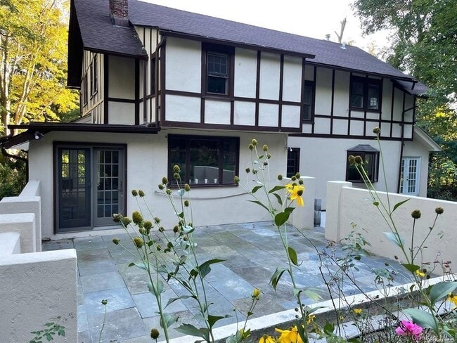 property at 1 Edgehill Rd