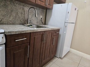 432 W 46th Pl-Unit -0 in Hialeah, FL - Foto de edificio - Building Photo