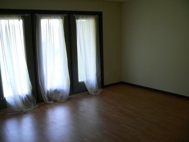 2305 Clinton Ave in Minneapolis, MN - Foto de edificio - Building Photo