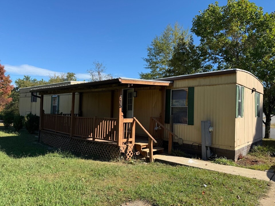 715 Whitehouse Rd in Greeneville, TN - Building Photo