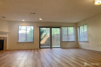 81 Park Gate Dr in Edison, NJ - Building Photo - Building Photo