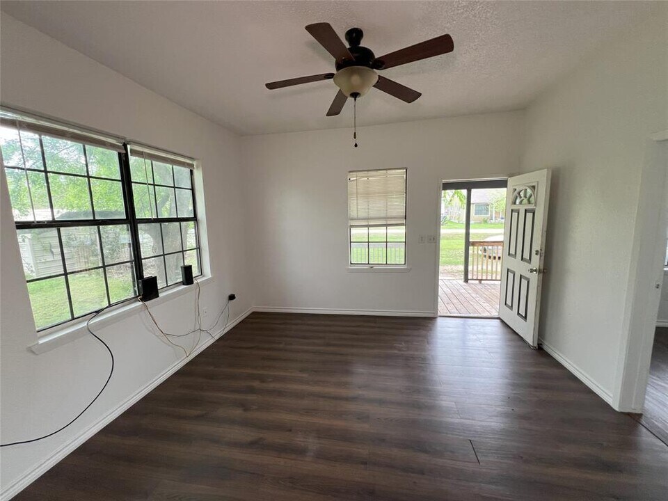 504 East St in Thrall, TX - Building Photo