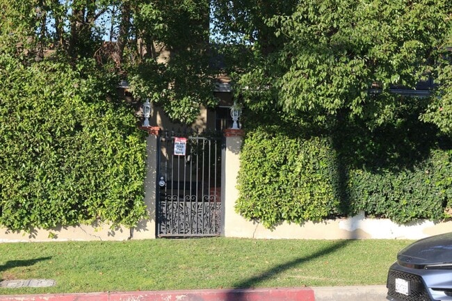 12205 Oxnard St in Los Angeles, CA - Building Photo - Building Photo