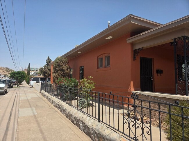1018 Brown St in El Paso, TX - Building Photo - Building Photo