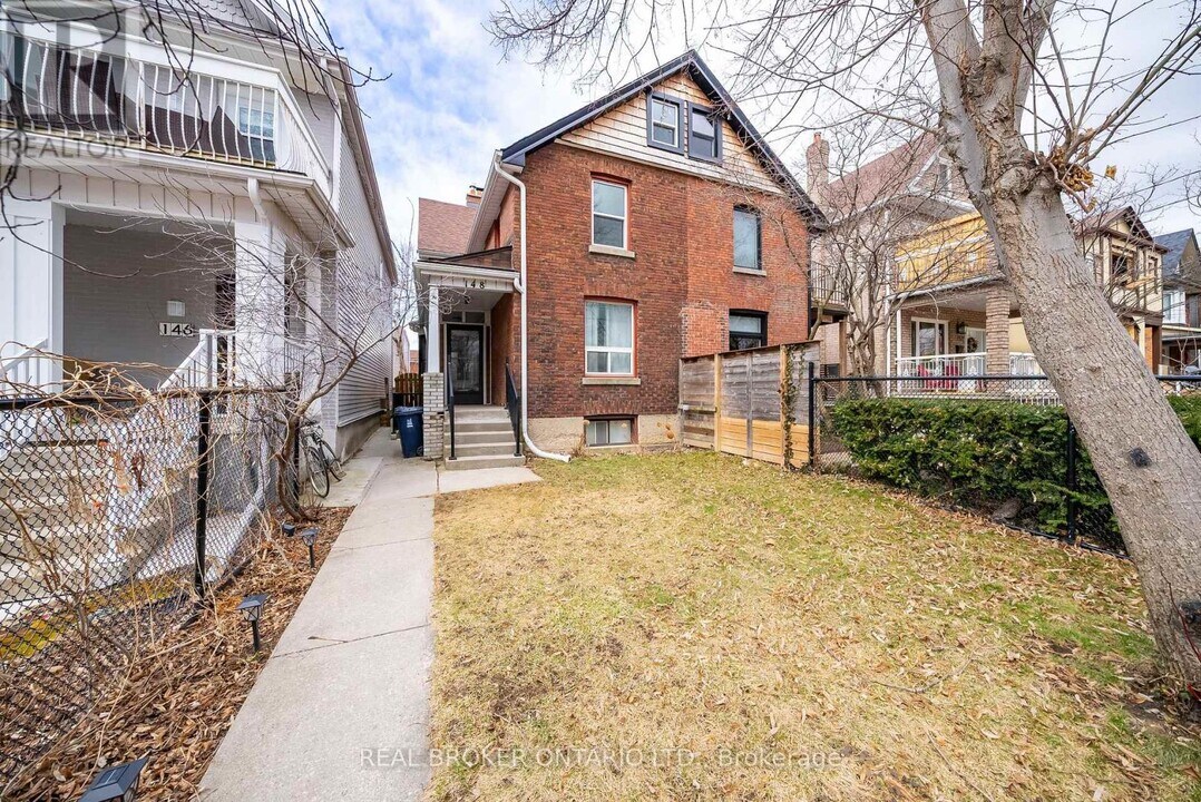 148 Bartlett Ave in Toronto, ON - Building Photo