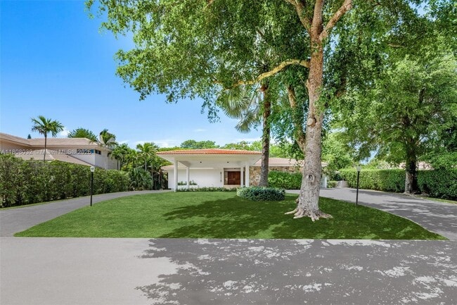 8118 Los Pinos Blvd in Coral Gables, FL - Building Photo - Building Photo
