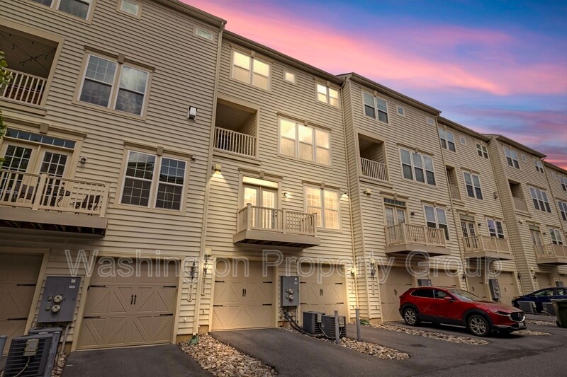 8105 Greenbelt Station Pkwy in Greenbelt, MD - Building Photo