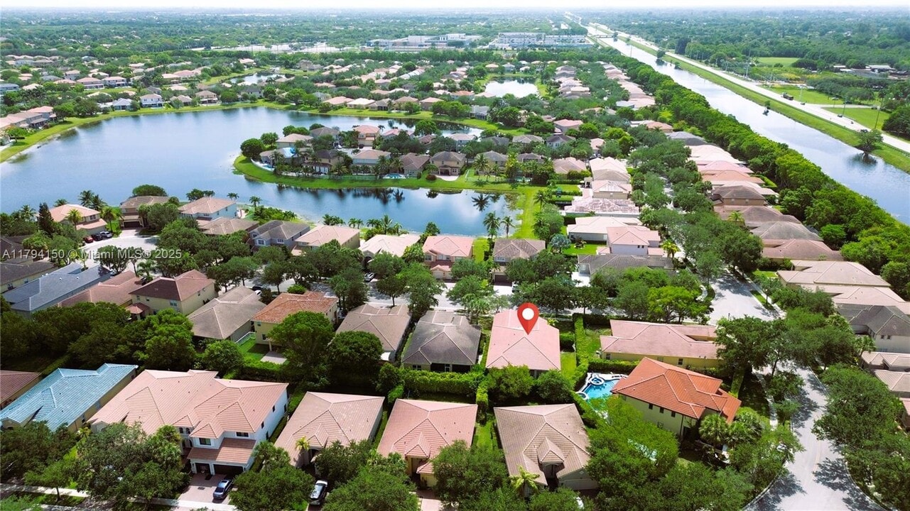 4451 Laurel Pl in Weston, FL - Building Photo
