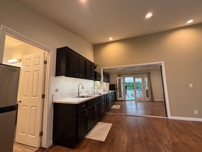 4223 coyotes Diag in Lakewood, CA - Building Photo - Building Photo