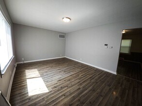 330 N 2nd St in Elberfeld, IN - Foto de edificio - Building Photo
