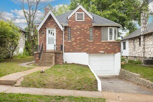 3210 Capehart Dr in St. Louis, MO - Building Photo