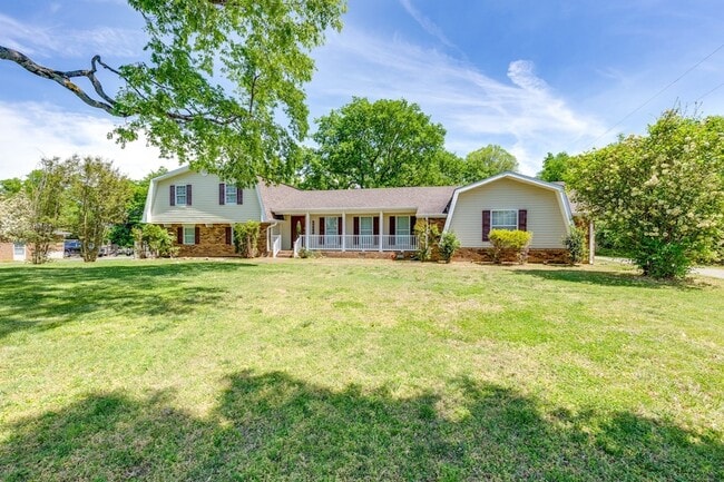 1316 Rivermont Dr in Gallatin, TN - Foto de edificio - Building Photo