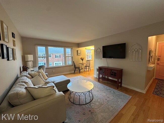 17560 Mack Ave in Grosse Pointe, MI - Building Photo - Building Photo