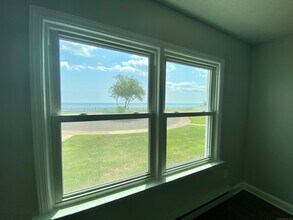 204 Point Beach Dr in Milford, CT - Building Photo - Building Photo