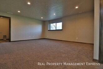 Beautiful 4 bedroom home with fenced in backyard! in Sioux Falls, SD - Building Photo - Building Photo