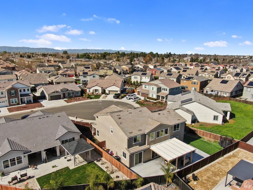 1245 Pacific Pl in Dixon, CA - Building Photo