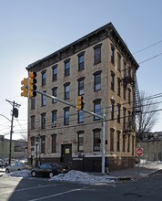 143-145 Christopher Columbus Dr in Jersey City, NJ - Building Photo - Building Photo