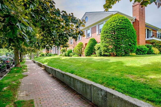 175 Pine St, Unit 1J in Portland, ME - Foto de edificio - Building Photo