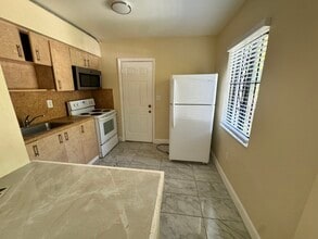 6432 NE 1st Ct in Miami, FL - Foto de edificio - Building Photo