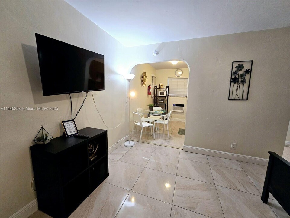 2305 Monroe St in Hollywood, FL - Building Photo