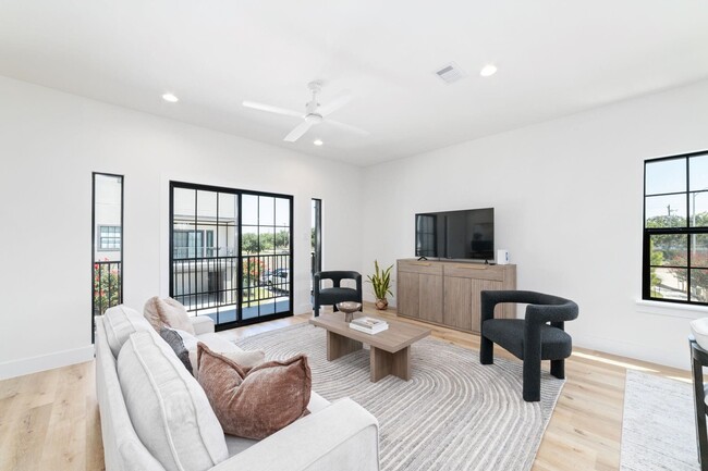 11925 N Hoa Sen Cir