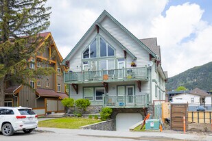 411 Beaver St in Banff, AB - Building Photo