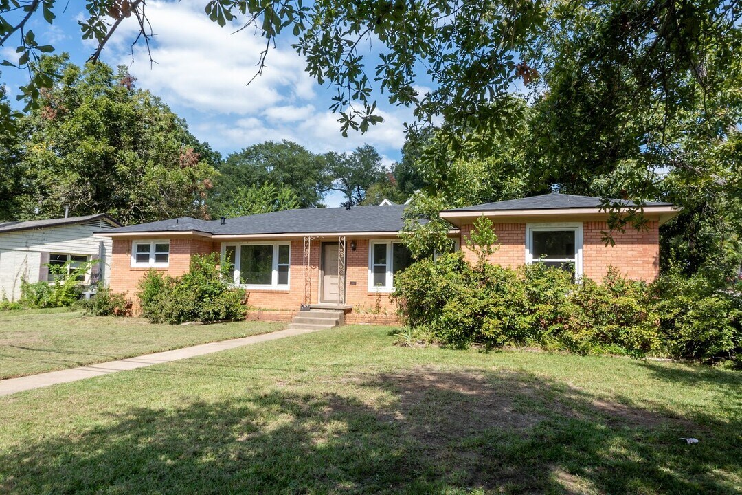 2444 Sunnybrook Dr in Tyler, TX - Building Photo