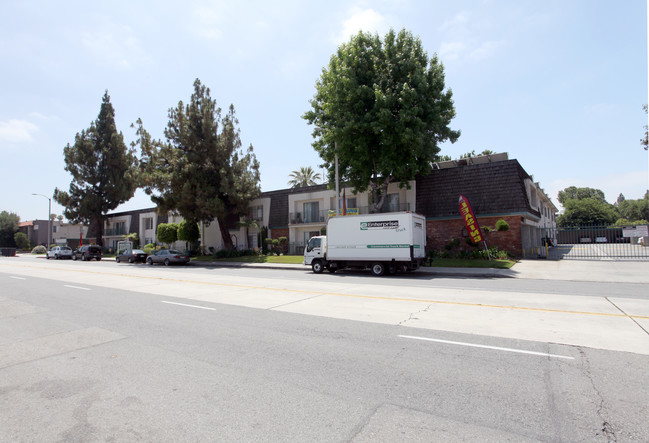 Covina Plaza Apartments in Covina, CA - Foto de edificio - Building Photo