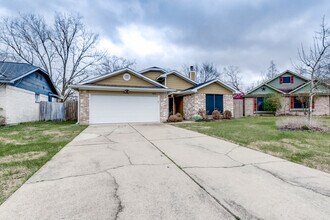 3835 Brookwind Dr in La Porte, TX - Building Photo - Building Photo