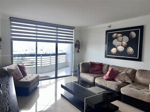 19101 NE 36th Pl in Aventura, FL - Building Photo - Building Photo