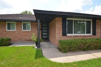 9011 Theysen Dr in Houston, TX - Foto de edificio - Building Photo