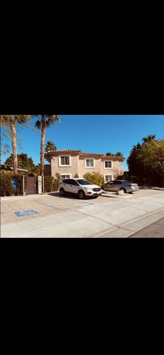 2160 N Junipero Ave in Palm Springs, CA - Foto de edificio