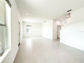 1975 Stake Out Wy in Apopka, FL - Foto de edificio - Building Photo