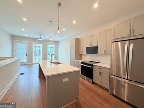 988 Bibbs Circle NW in Atlanta, GA - Building Photo - Building Photo