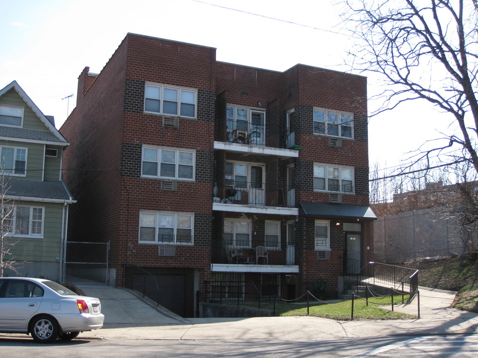 8582 Eliot Ave in Rego Park, NY - Foto de edificio